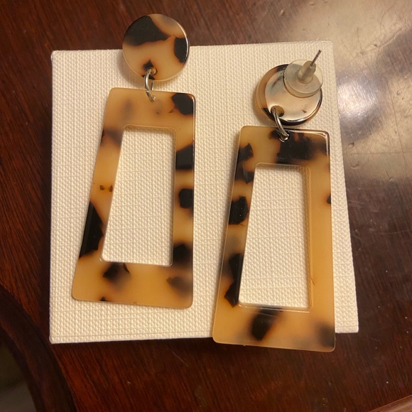 Tortoise pattern rectangular earrings - Picture 2 of 2